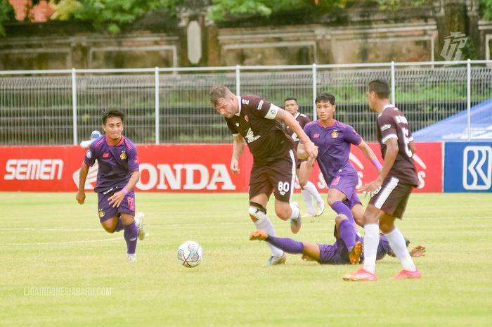 Duel Sengit! Ezra Cetak Gol, Persik Tahan PSM Meski Bermain dengan 10 Pemain